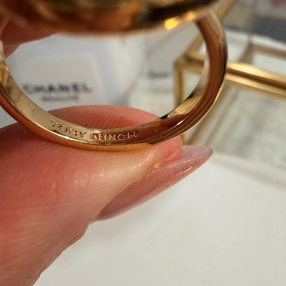 Tory Burch ICON Gold Mother of Pearl CIRCLE Ring - NWT/Dust Bag size 8 - Picture 5 of 7